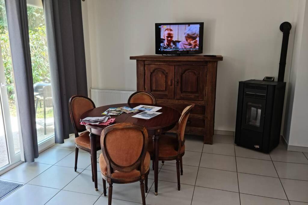 Maison Centre De Bellegarde Avec Jardin Et Terrasse Equipee D'Un Salon De Jardin Et D'Un Barbecue Cuisine Equipee 3 Chambres Avec 2 Lits Double 140X190 Et 2 Lits Simple Chauffage Poele A Granules Parking Gratuit Devant La Maison Bellegarde-du-Loiret 外观 照片